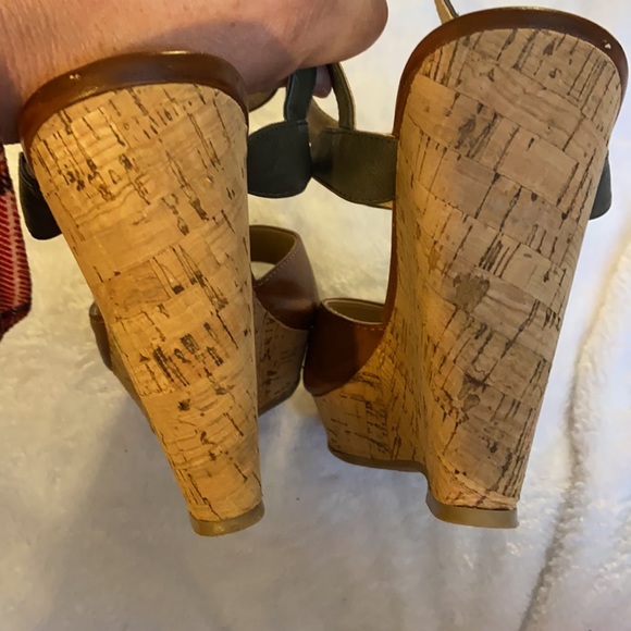 Such a unique wedge!  Grey straps with camel color shoe, and cork heel! - Picture 3 of 5